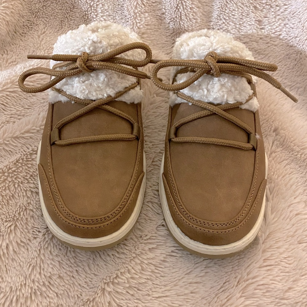 Baretraps Women’s 5 Brown Fluffy Slippers